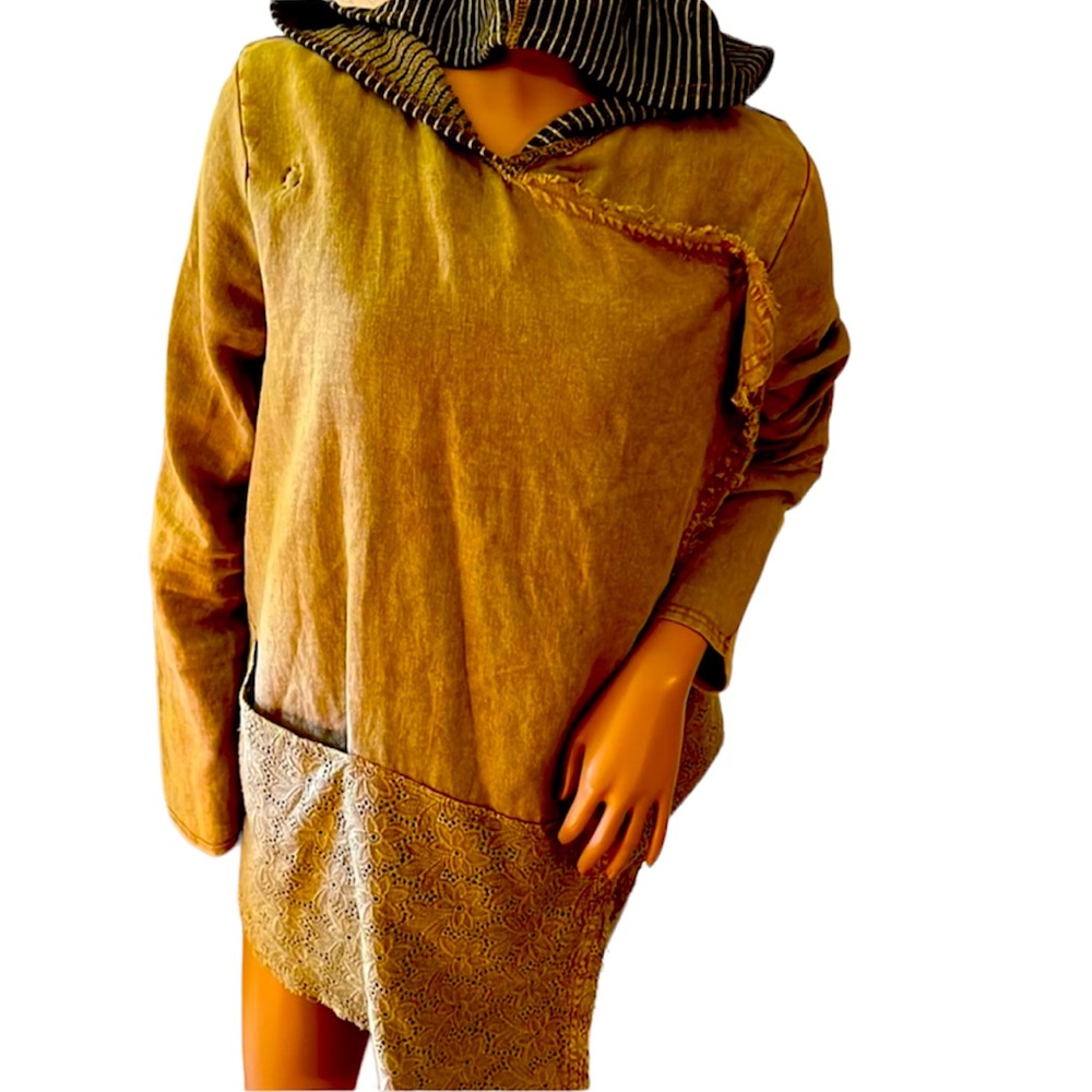 BKE gimmicks jacket with hood. Army green with metal buttons.
